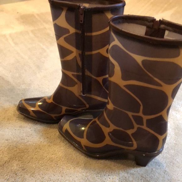 Giraffe print rain boots - Picture 3 of 7